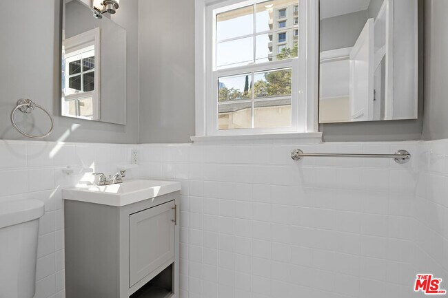 Building Photo - 405-404 Shirley Pl