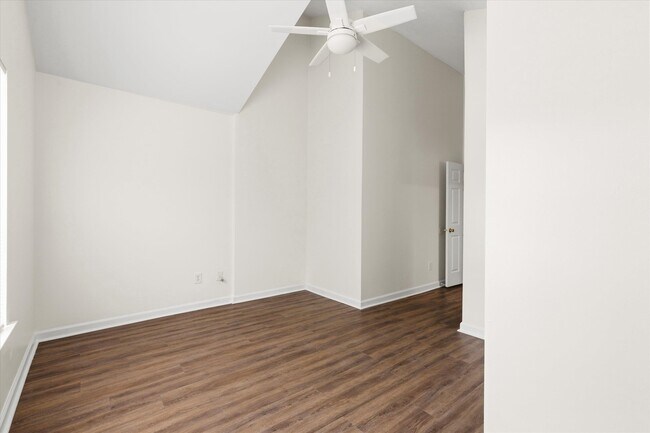 Building Photo - 735 Putnam Dr