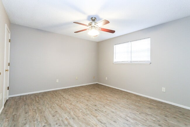 Building Photo - 2 Bedroom Duplex!