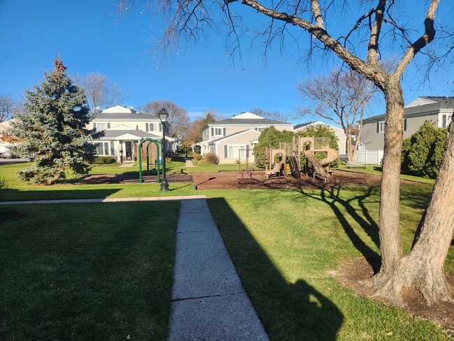 Building Photo - 1597 Cove Dr