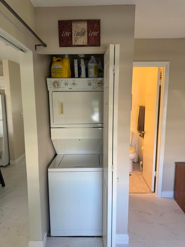 Building Photo - 8892 Bella Vista Dr