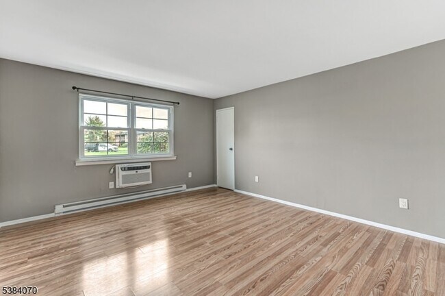 Building Photo - 807 Eves Dr