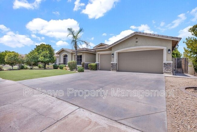 Building Photo - 1550 N Robin Ln