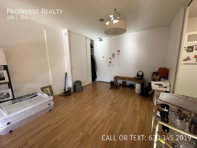 Building Photo - Available Now! Spacious 1bed/1bath in Stre...