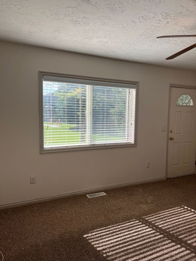Building Photo - 2 bed 1.5 bath unit in the Meadows