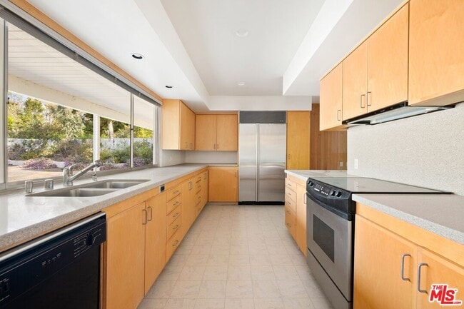 Building Photo - 590 N Tigertail Rd