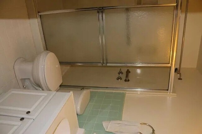 Building Photo - 3 bedroom single level close to 5 points