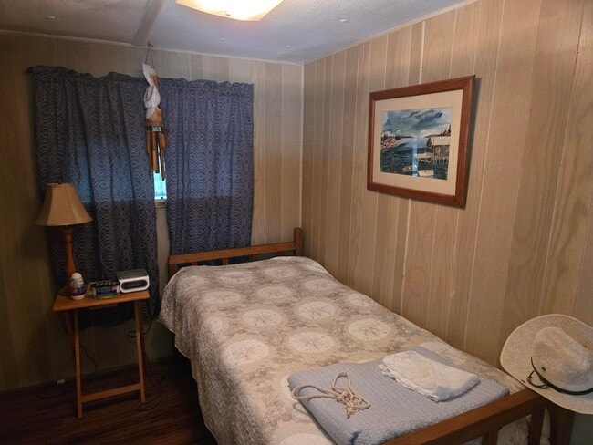 Building Photo - 13 Loafing St