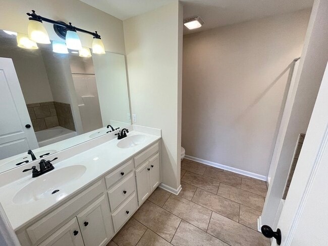 Building Photo - White House townhome- lawn care included, 1 car garage!