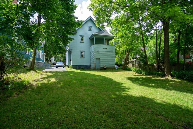 Building Photo - Newly renovated second floor flat availabl...