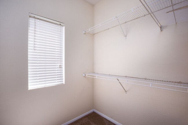 Building Photo - Upstairs 2br unit in upscale NW gated community with pool/spa & gym