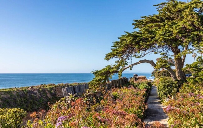 Building Photo - Luxury Coastal Escape w/ Resort-Style Amen...