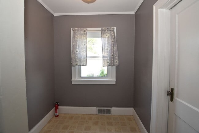 Building Photo - 3 bedroom 1.5 bath home next to IUSB.