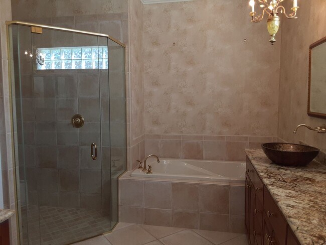 Building Photo - Annual unfurnished 3/2 SFH with pool in The Oaks!