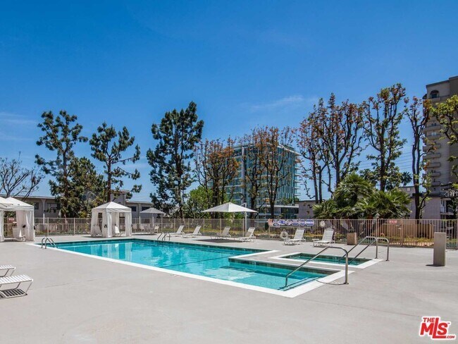 Building Photo - 100 S Doheny Dr