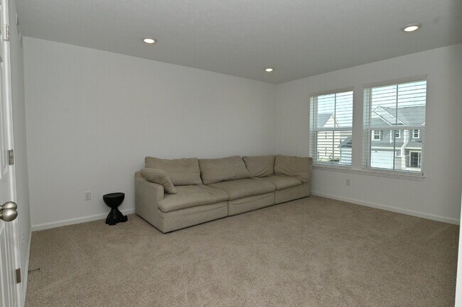 Building Photo - "Spacious 5-Bedroom Retreat with Luxurious Quartz Countertops & Fireplace on Deerberg Drive!"