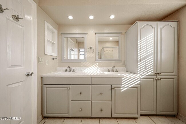 Building Photo - 5440 W Beryl Ave