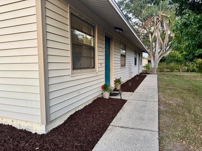 Building Photo - 2901 Bay View Dr