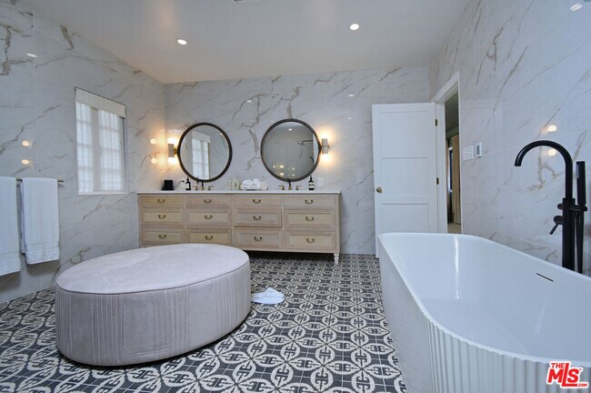 Building Photo - 5005 Los Feliz Blvd