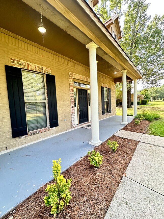 Building Photo - Heart of Benton on just under an acre of lot!