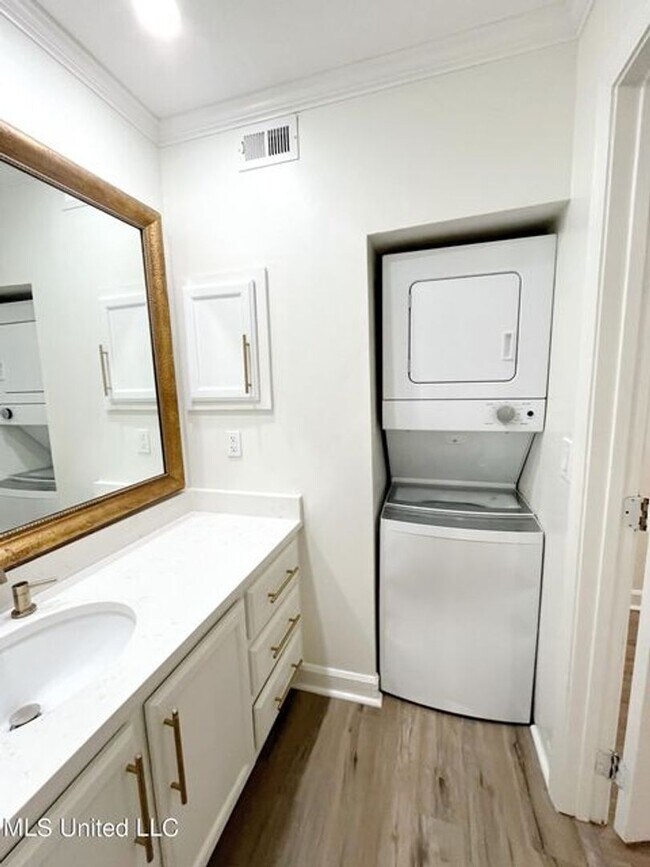 Building Photo - 1308 Roxbury Ct