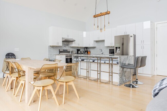 Building Photo - Luxury 5-Bedroom Retreat on 6.5 Acres — Furnished or Unfurnished — Flexible Lease