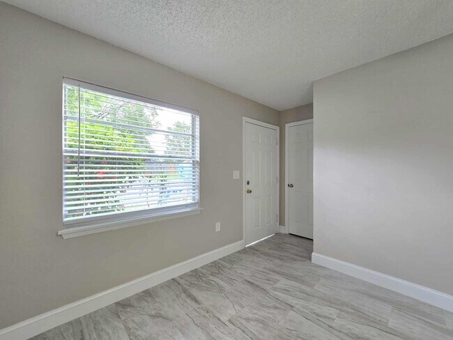 Building Photo - NEWLY RENOVATED 3 Bedroom 1.5 Bath now for...