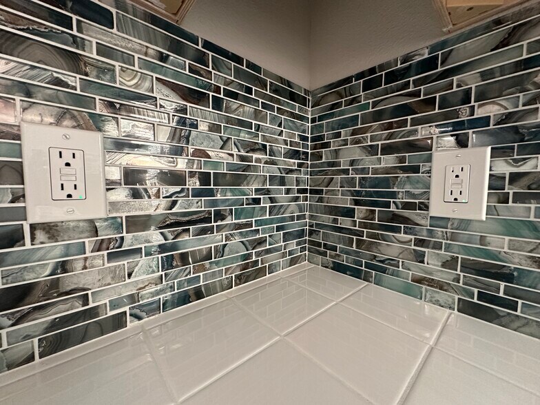 Building Photo - 2038 Bronson Way