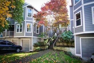 Building Photo - Top Floor 2 Bed 2 Bath with Vaulted Ceilin...