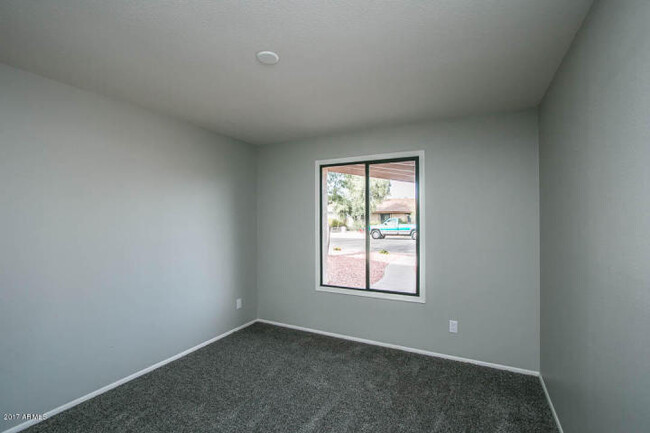 Building Photo - COMPLETELY REMODELED 4 BEDROOM, 2 BATH TEM...