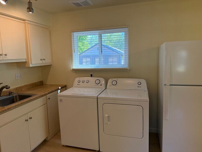 Building Photo - Updated 2 bedroom 1 bathroom house in Eugene!