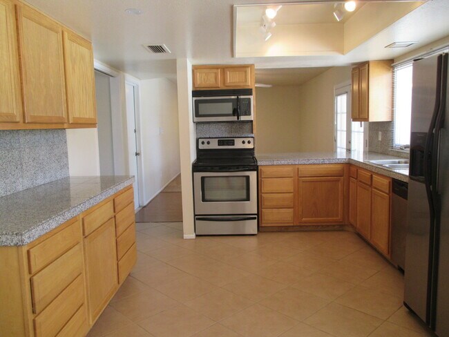 Building Photo - Tempe 4 Bed 2 Bath Includes Pool & Landscaping - Great Location