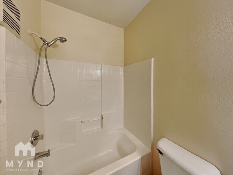 Building Photo - 5655 E Sahara Ave