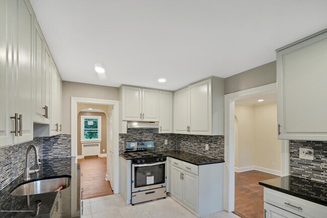 Building Photo - 407 Redmond Ave