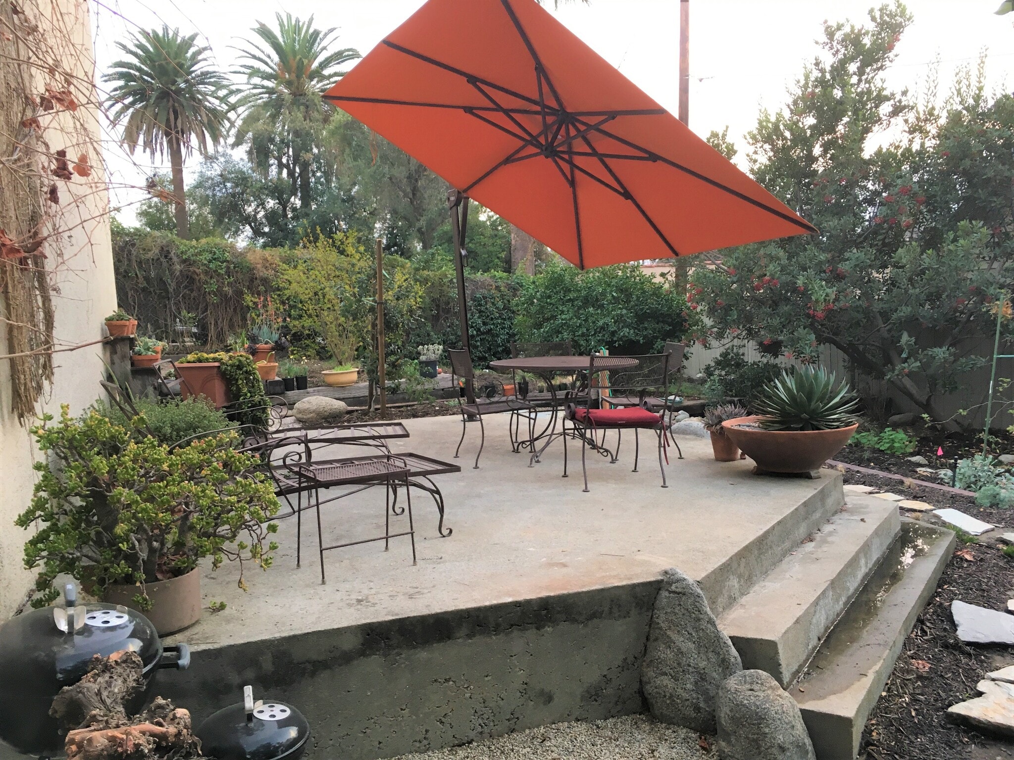 Backyard patio with umbrella and furniture - 125 Brocadero Pl