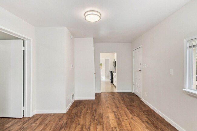Building Photo - 3014 SW Harbor Ln