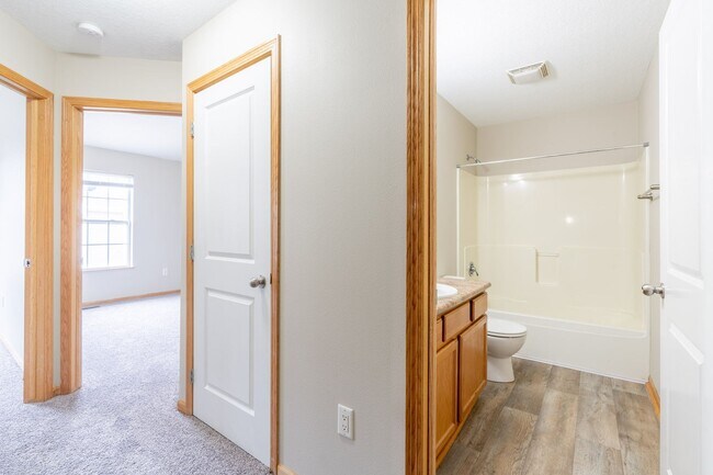 Building Photo - 2 Bedroom 2 Bathroom Town House - Interior Unit