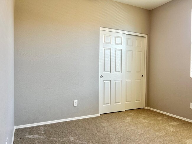 Building Photo - 152 N 56th Pl