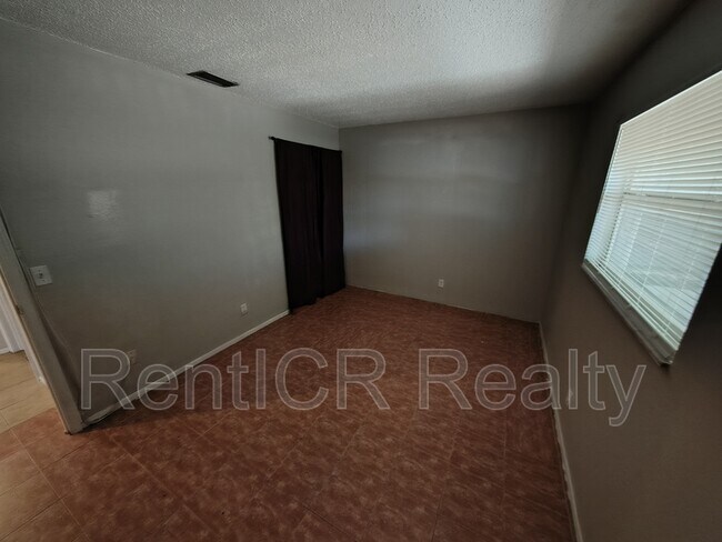 Building Photo - 3135 Pine Tree Ave