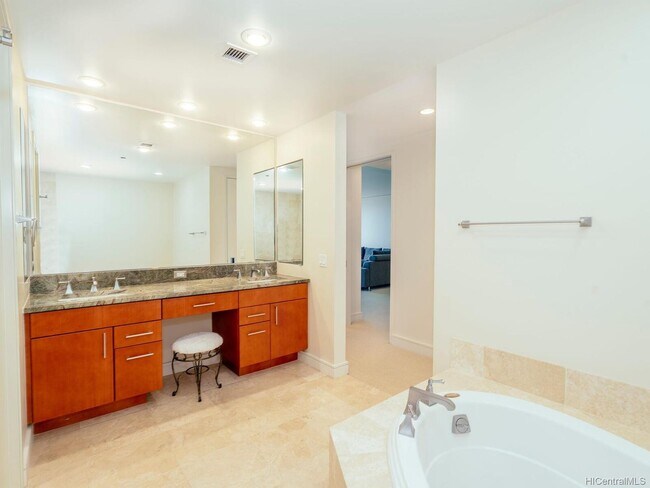 Building Photo - Hokua 9C - Stunning, Fully Furnished 2/2 i...