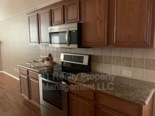 Building Photo - 6000 White Pine Dr