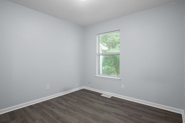 Building Photo - 4 Bed/2 1/2 Bathroom On Bus Line Undergrads Pets