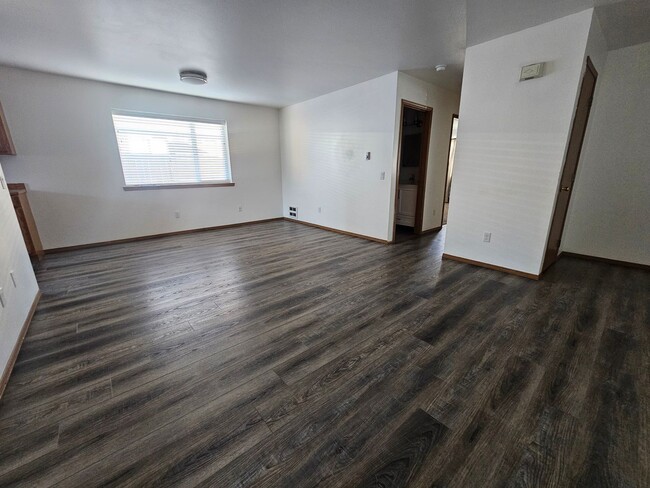 Building Photo - Great deal on this SPACIOUS 2bdr PET FRIEN...