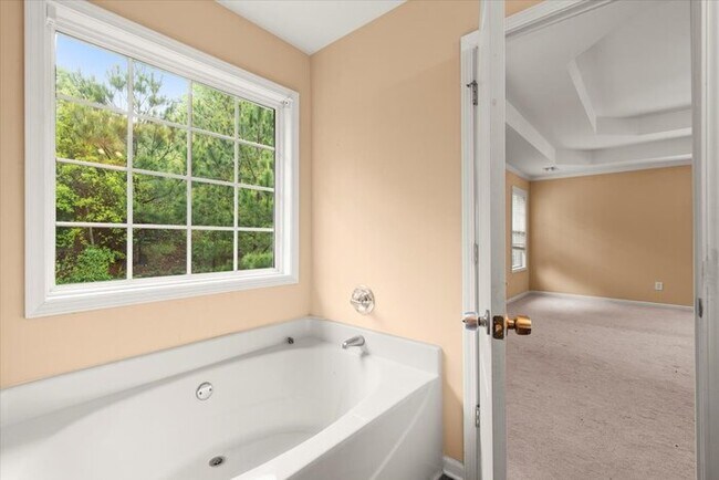 Building Photo - 5 Bedroom in Buford. Great School