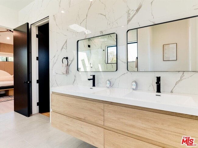 Building Photo - 5929 Hesperia Ave