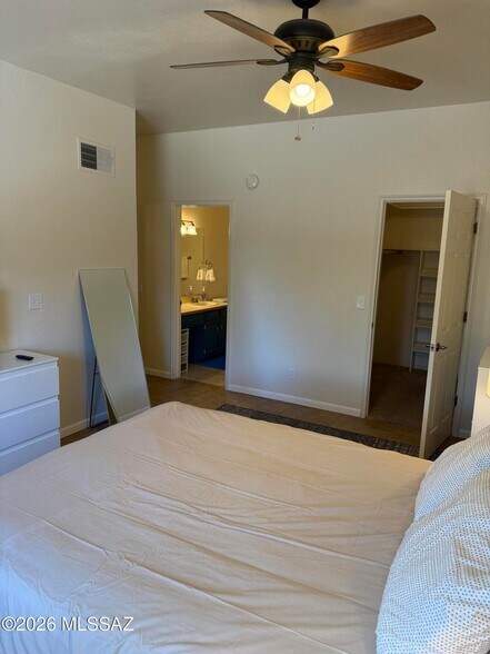 Building Photo - 5750 N Camino Esplendora