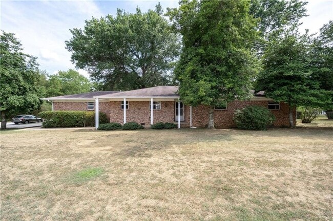 Building Photo - Nice 3 bedroom 2 bath home in North Fayetteville