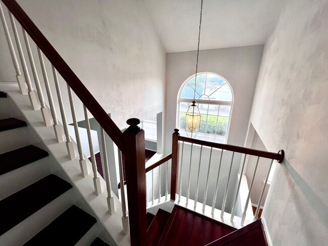 Building Photo - Charming Lakefront Townhome