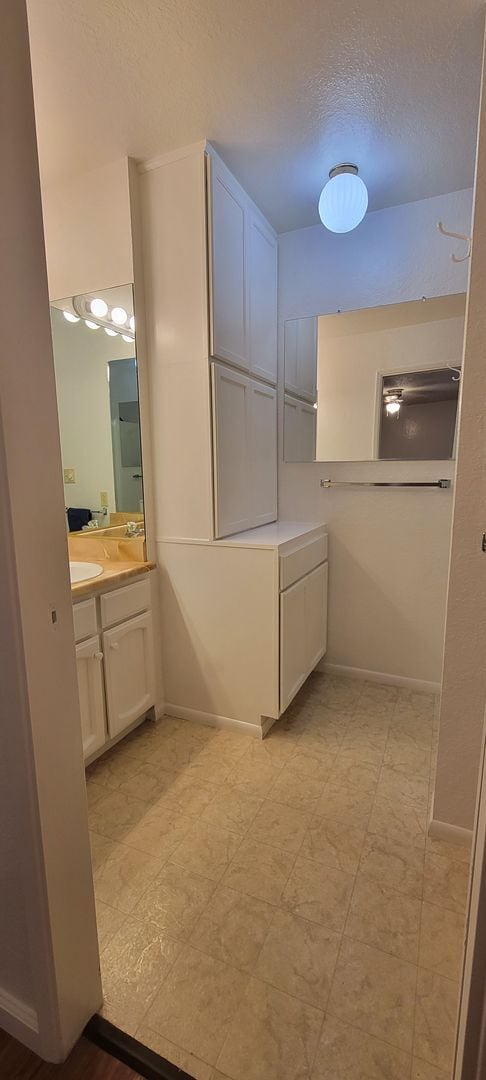 Building Photo - 2 Bedroom Condo Near Sacramento River Trail