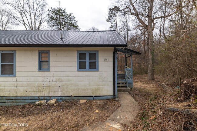 Building Photo - 219 Highland Ave